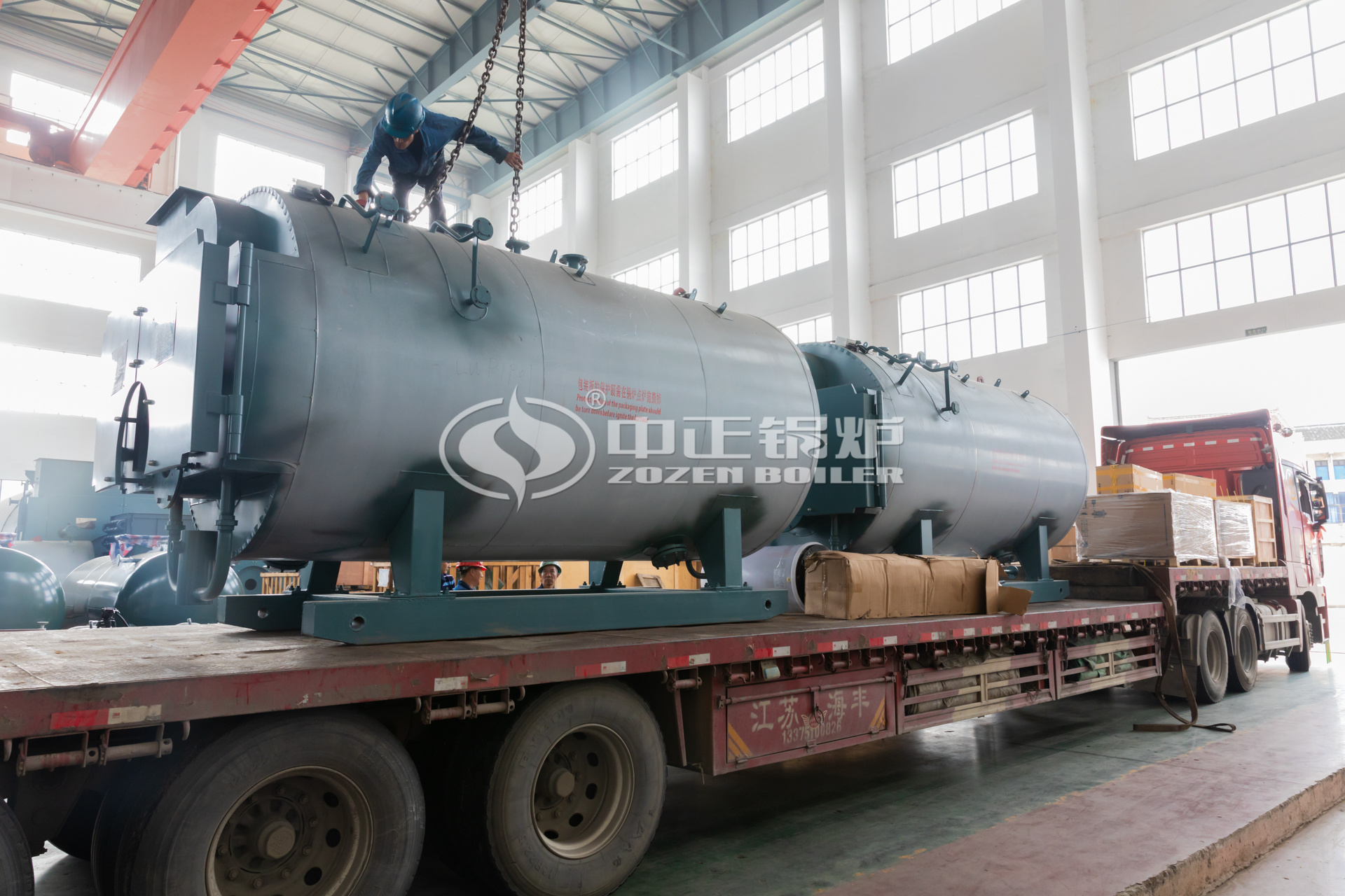 中正WNS系列燃油/燃氣鍋爐具備出色的性能優勢，燃料更節省。采用優質的硅酸鋁纖維，再用耐火泥保溫，爐體溫度控制在45℃以下，有效的控制熱損失。燃氣鍋爐煙道尾部加設冷凝器與節能器，利用鍋爐尾部排除煙氣中的余熱，提高鍋爐進水溫度，排煙溫度降至60度，熱效率提高到98%以上。充足的蒸汽儲藏空間和受熱面，令此款燃油/燃氣鍋爐能高效率地產生較高的熱功率和高品質的蒸汽。